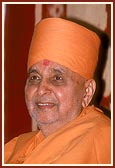 &nbsp;&nbsp;Swamishri in a happy, illustrious mood