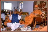Swamishri blesses Shri Virchandbhai Modi, through whose desire and determination the mandir was built  