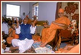Swamishri blesses Shri Virchandbhai Modi, through whose desire and determination the mandir was built&nbsp;&nbsp;