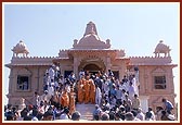 Swamishri descends and departs from the mandir