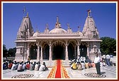 Awaiting Swamishri's arrival