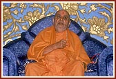 Swamishri blesses the evening satsang assembly