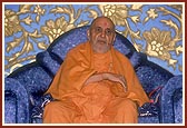 Swamishri blesses the evening satsang assembly