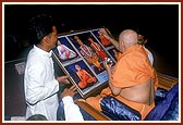 Swamishri performs pujan of murtis for the BAPS hari mandir in Sunasar to be built on a land donated by a devotee in the village