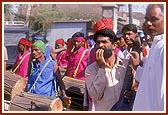 &nbsp;&nbsp;Tribal devotees eagerly awaiting Swamishri's arrival