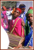 &nbsp;&nbsp;&nbsp;&nbsp;Tribal devotees traditionally welcome Swamishri on his arrival to Poshina