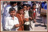 Tribal children with kesuda flowers to welcome Swamishri on his arrival
