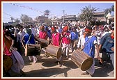 &nbsp;&nbsp;&nbsp;&nbsp;Tribal devotees traditionally welcome Swamishri on his arrival to Poshina