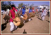 &nbsp;&nbsp;&nbsp;&nbsp;Tribal devotees traditionally welcome Swamishri on his arrival to Poshina