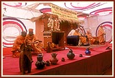 Pujya Viveksagar Swami addresses the tribal assembly