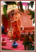 Pujya Ishwarcharan Swami addresses the tribals