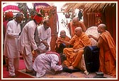 &nbsp;&nbsp;Swamishri blesses the BAPS tribal volunteers