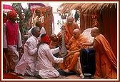 &nbsp;&nbsp;Swamishri plays and sanctifies an 'ektaro' of a tribal devotee