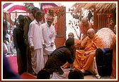 &nbsp;&nbsp;Swamishri blesses the BAPS tribal volunteers