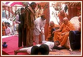 &nbsp;&nbsp;Swamishri blesses the BAPS tribal volunteers