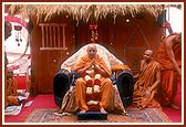 &nbsp;&nbsp;Swamishri accepts a garland