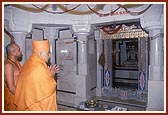 Swamishri does darshan at Shri Poshinaji - a Jain pilgrim place&nbsp;&nbsp;