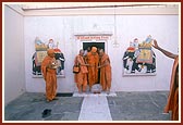 Swamishri does darshan at Shri Poshinaji - a Jain pilgrim place&nbsp;&nbsp;