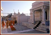 Swamishri does darshan at Shri Poshinaji - a Jain pilgrim place&nbsp;&nbsp;