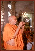 Swamishri performs arti of Thakorji