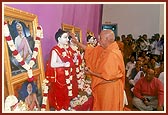 Swamishri performs the murti-pratishtha rituals of deities for BAPS Shri Swaminarayan Mandirs for the villages of Thamana, Balasinor, Piplata, Khijalpur and Yoginagar