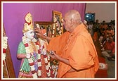 Swamishri performs the murti-pratishtha rituals of deities for BAPS Shri Swaminarayan Mandirs for the villages of Thamana, Balasinor, Piplata, Khijalpur and Yoginagar