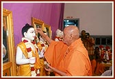 Performs murti-pratishtha rituals