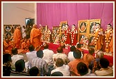 Swamishri performs murti-pratishtha arti rituals