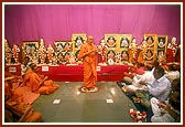 Swamishri performs murti-pratishtha arti rituals