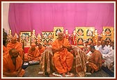 Swamishri blesses the pratishtha assembly
