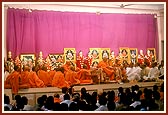 Swamishri blesses the pratishtha assembly