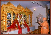 Swamishri performs arti of Thakorji