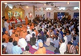 Swamishri performs arti of Thakorji
