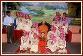 Swamishri blesses children after their welcome dance performance