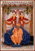 Swamishri blesses the devotees during the assembly