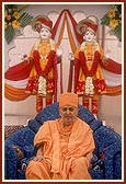 Swamishri blesses the devotees during the assembly