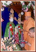 Swamishri performs pujan of Thakorji