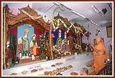 Swamishri performs arti of Thakorji 