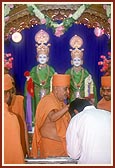 Swamishri blesses devotees