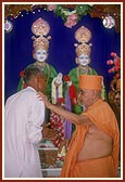 Swamishri blesses devotees