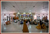 Swamishri performs arti of Thakorji 