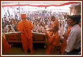 Prior to departing Swamishri addresses the devotees