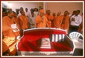 Prior to departing Swamishri addresses the devotees