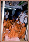 Swamishri sings bhajan and chants dhun for the fulfillment of various projects and works before the murti of Shastriji Maharaj