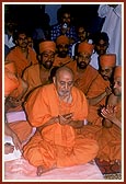 Swamishri sings bhajan and chants dhun for the fulfillment of various projects and works before the murti of Shastriji Maharaj