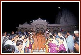 Swamishri descends mandir steps after Thakorji's darshan