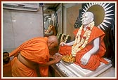Before departing Swamishri bows before the murti of guru Shastriji Maharaj
