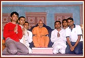Leading youths of Chhatralay welcome Swamishri