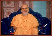 Swamishri blesses the assembly