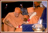 On behalf of all sadhus Pujya Sadhujivan Swami garlands Swamishri